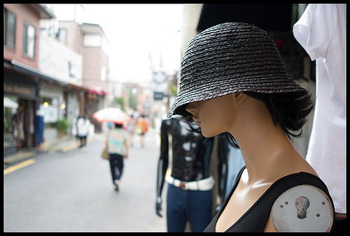 Photograph of a shop dummy sporting a hat with shallow depth of field, captured using a large sensor compact camera