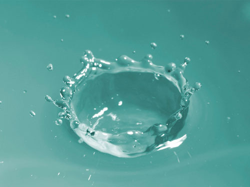 Water drop splash photo taken using a speed-light flash