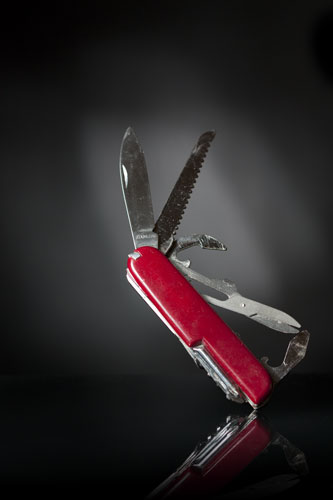 Product photo of penknife titled at an angle with highlight in background