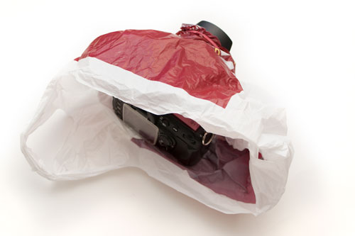 DIY plastic bag + elastic band camera rain cover