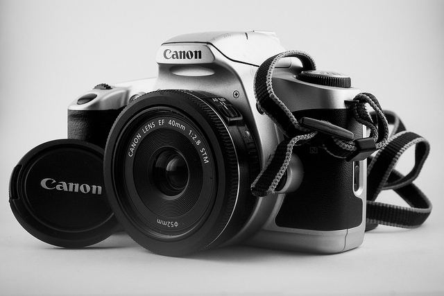 SLR camera with pancake lens