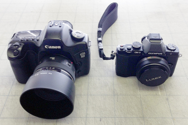 Comparison in size between a DSLR camera and a m4/3 Compact System Camera