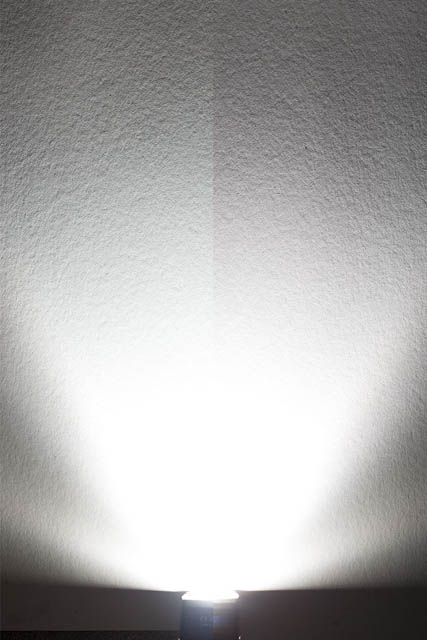 Comparison of color temperature between speedlight flash fired at low power (left) and high power (right). The high power flash is warmer in color than the low power flash.