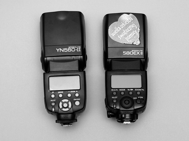 Yongnuo SpeedLite YN-560II and Canon SpeedLite 580EX II flashguns side by side