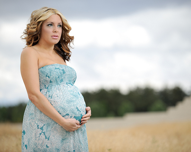 Outdoor pregnancy portrait lit using off-camera flash in TTL mode