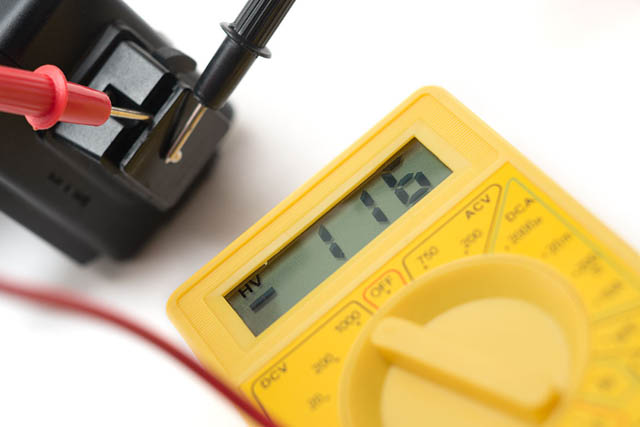 Checking the trigger voltage of an old flashgun - the multimeter shows 116V